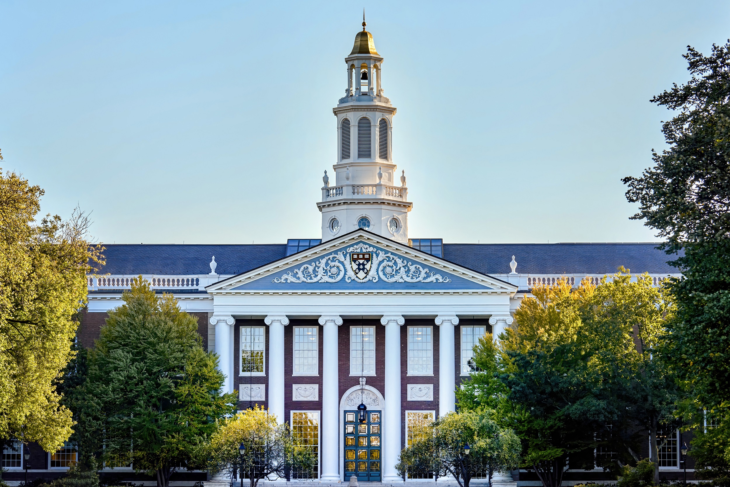 Imagem de frimufilms no Freepik mostra frente da Universidade de Harvard em Cambridge, EUA