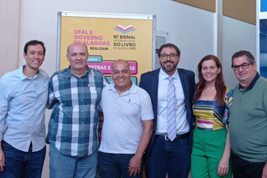 Na foto, além do reitor Josealdo Tonholo, aparecem também representantes da direção do NEES e MEC