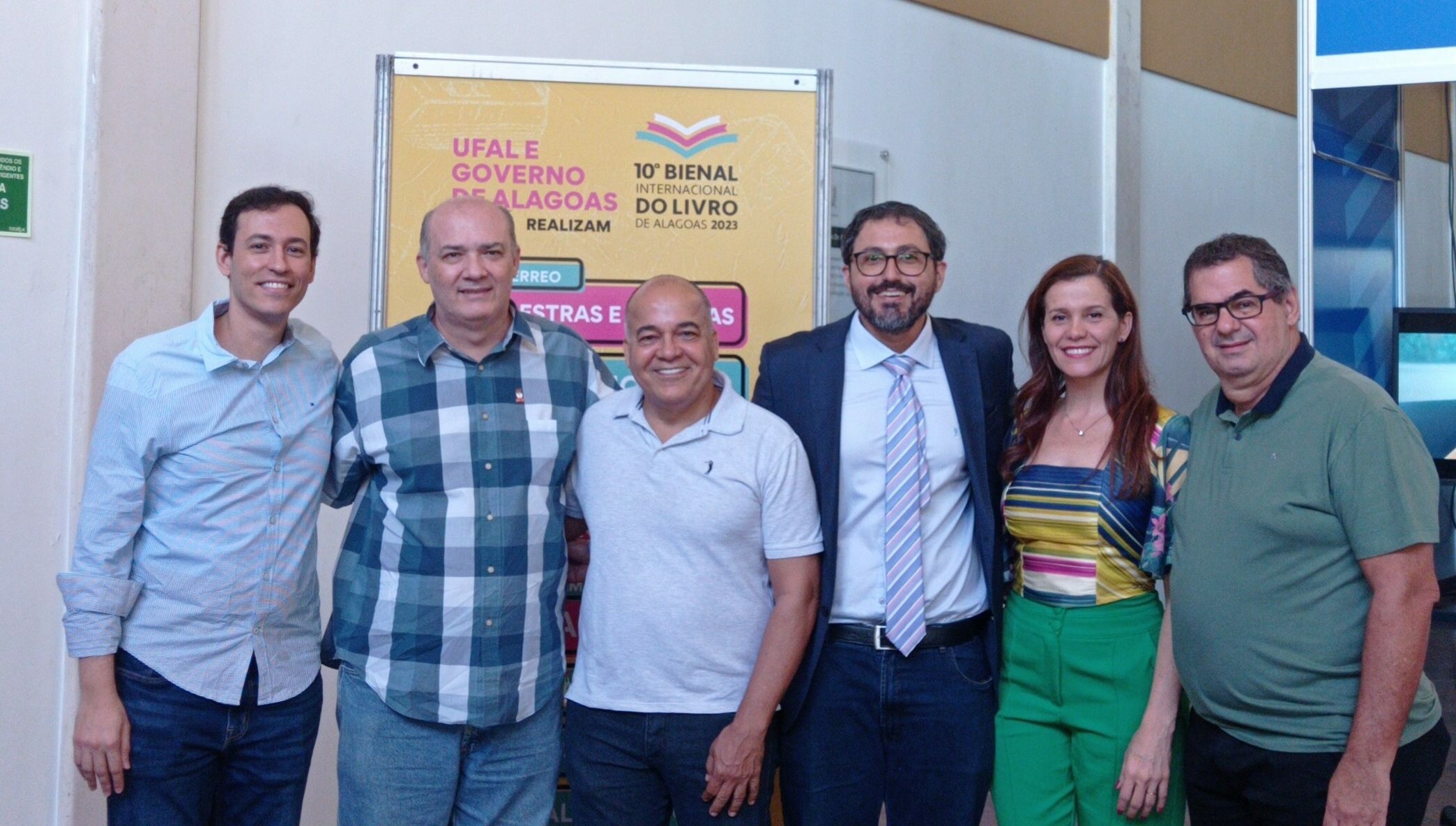 Na foto, além do reitor Josealdo Tonholo, aparecem também representantes da direção do NEES e MEC