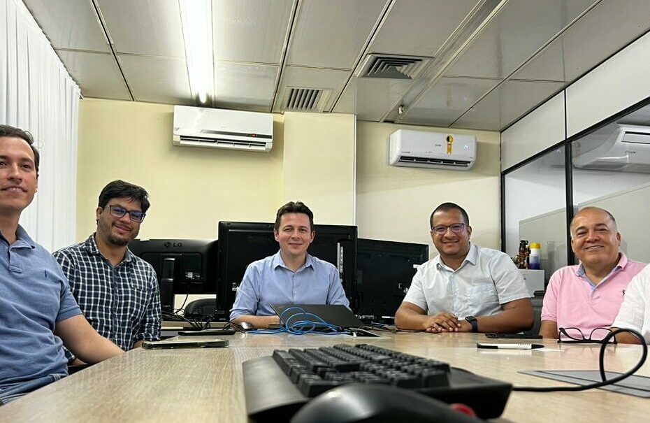 Diretores do NEES sentados sorrindo para a foto