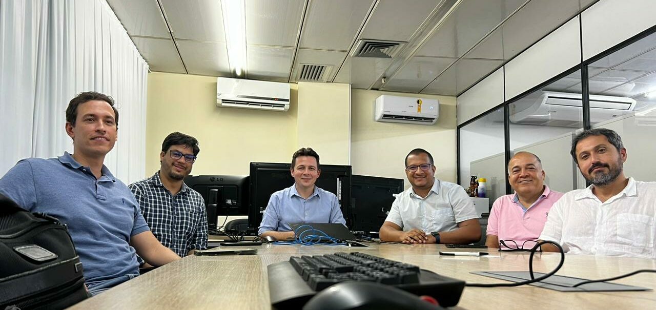 Diretores do NEES sentados sorrindo para a foto