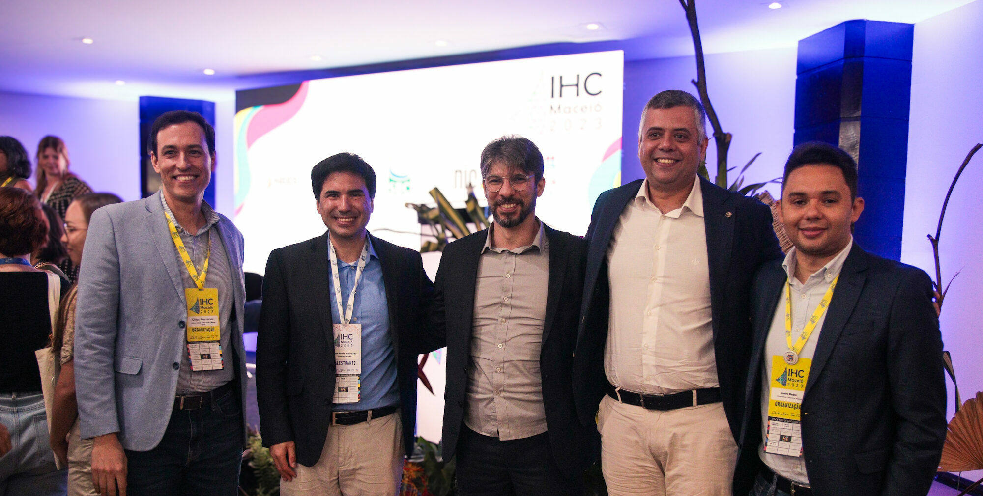 Integrantes do NEES, junto a palestrante do evento IHC, posam para foto sorridentes