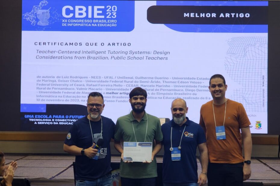 Autores do artigo premiado posam para a foto segurando o certificado