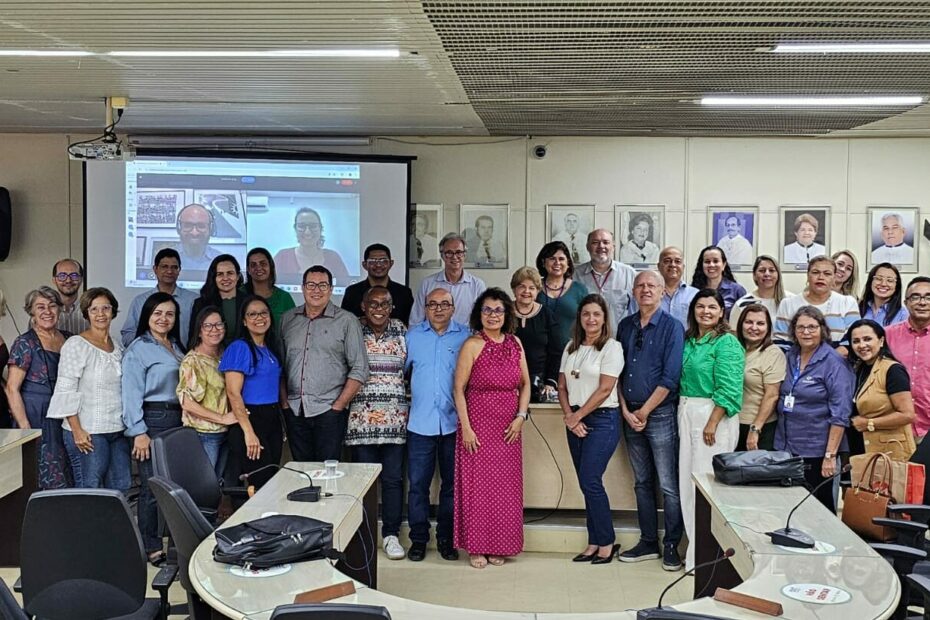 Participantes do evento onde foram apresentados projetos do NEES ao ao educador Mozart Ramos