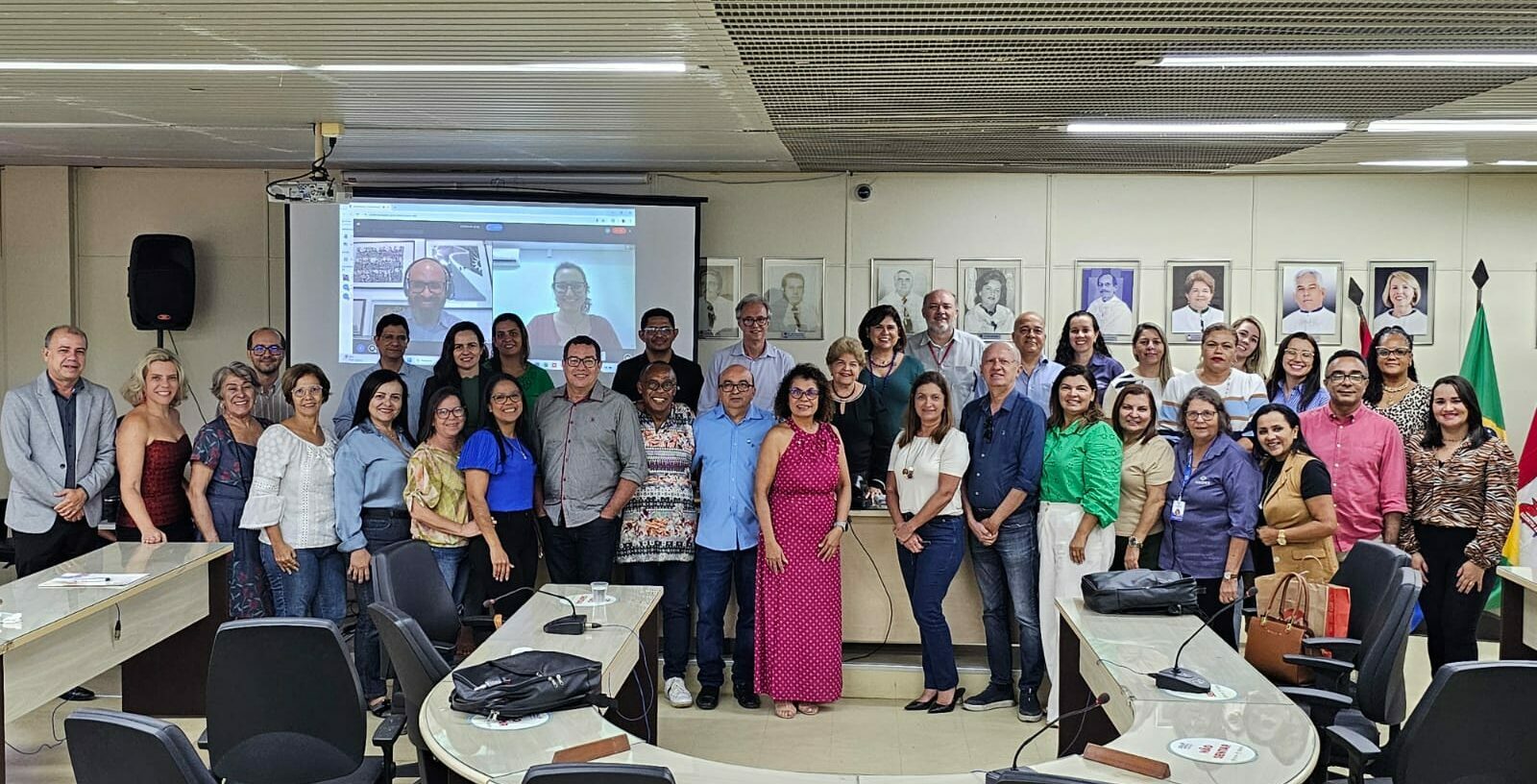 Participantes do evento onde foram apresentados projetos do NEES ao ao educador Mozart Ramos