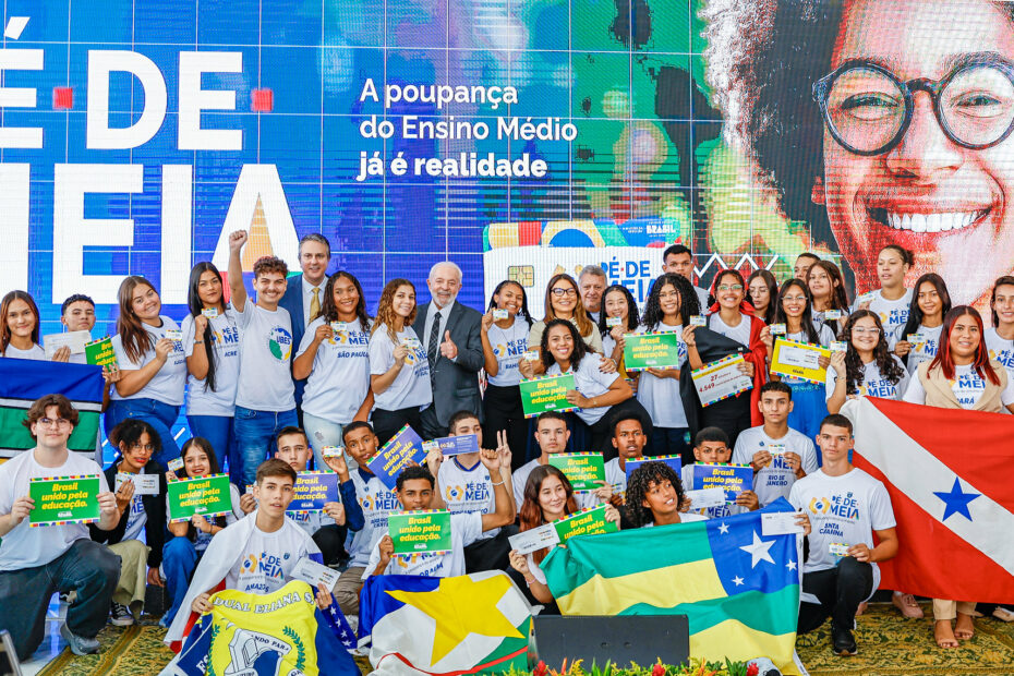 Foto por: Ricardo Stuckert / PR Lançamento do programa pé-de-meia. Foto mostra Lula junto a dezenas de estudantes