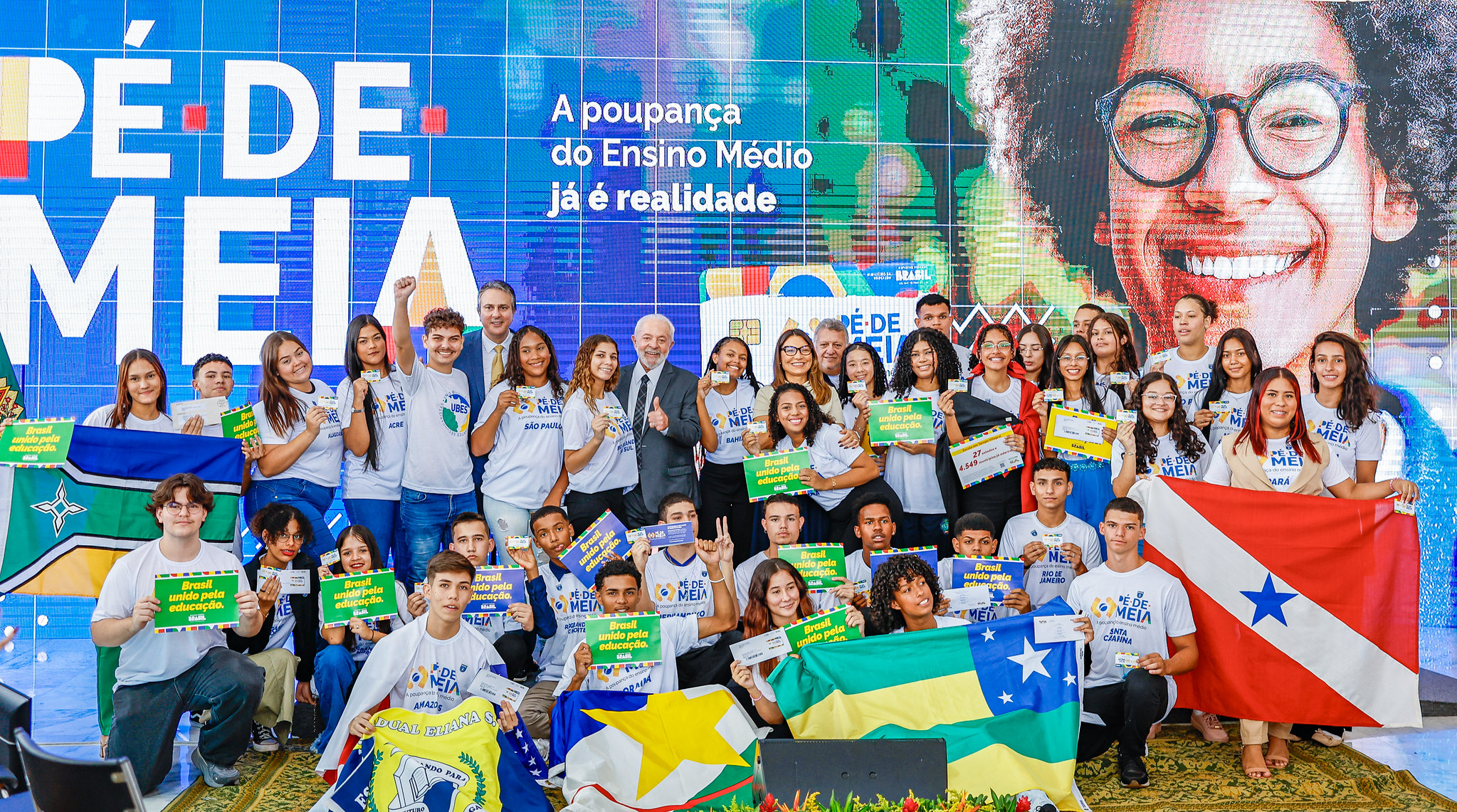 Foto por: Ricardo Stuckert / PR Lançamento do programa pé-de-meia. Foto mostra Lula junto a dezenas de estudantes