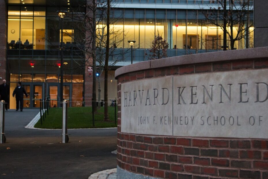 Harvard Kennedy School, retratada em 2017. Por Caleb D. Schwartz