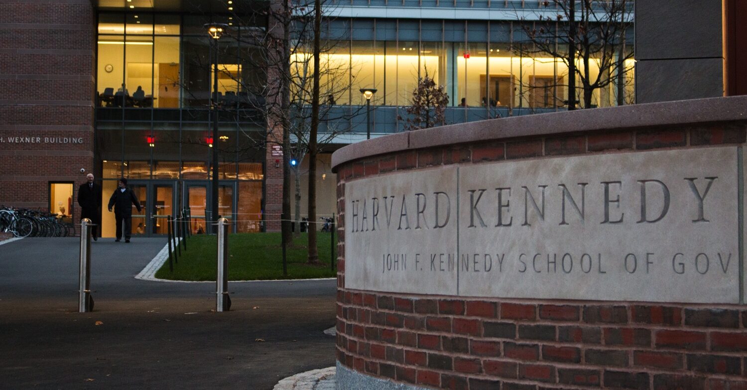 Harvard Kennedy School, retratada em 2017. Por Caleb D. Schwartz