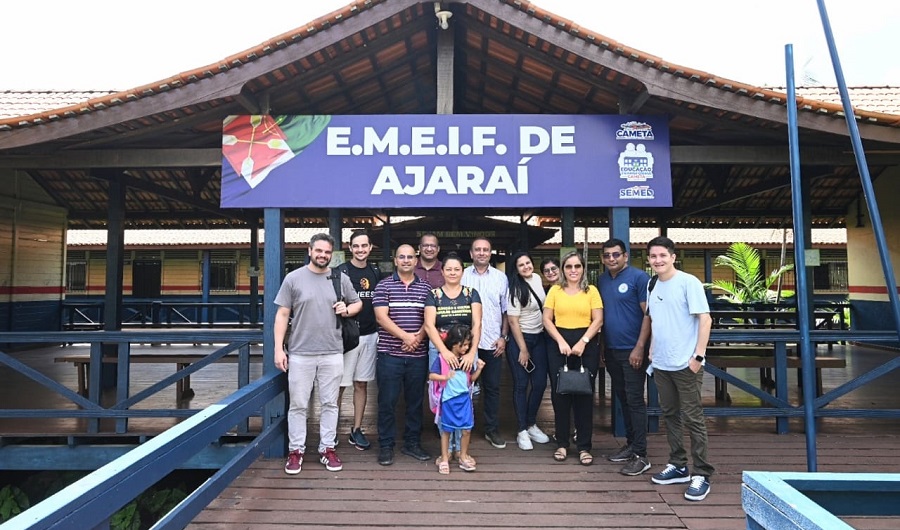 Membros do NEES em frente a escola em Cametá, no Pará