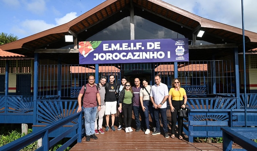 Membros do NEES em frente a escola em Cametá, no Pará