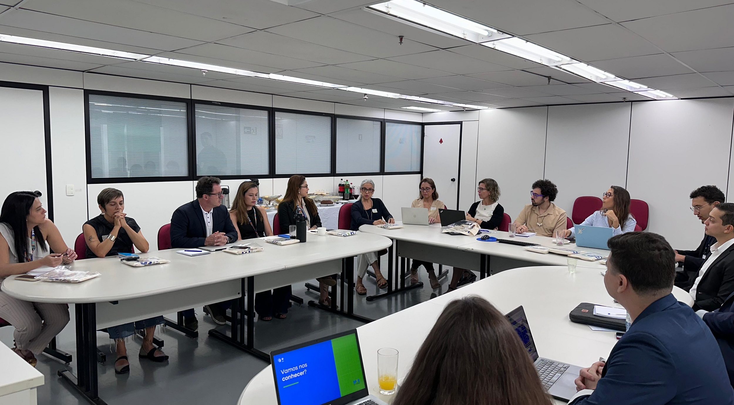 Membros do NEES e MEC reunidos em Brasília para discutir combate à evasão e ao abandono escolar